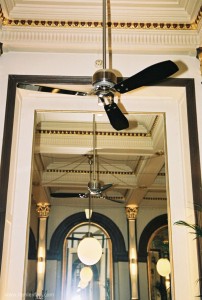 475_Hunter_ceiling_fan_tribeca_black_restaurant     